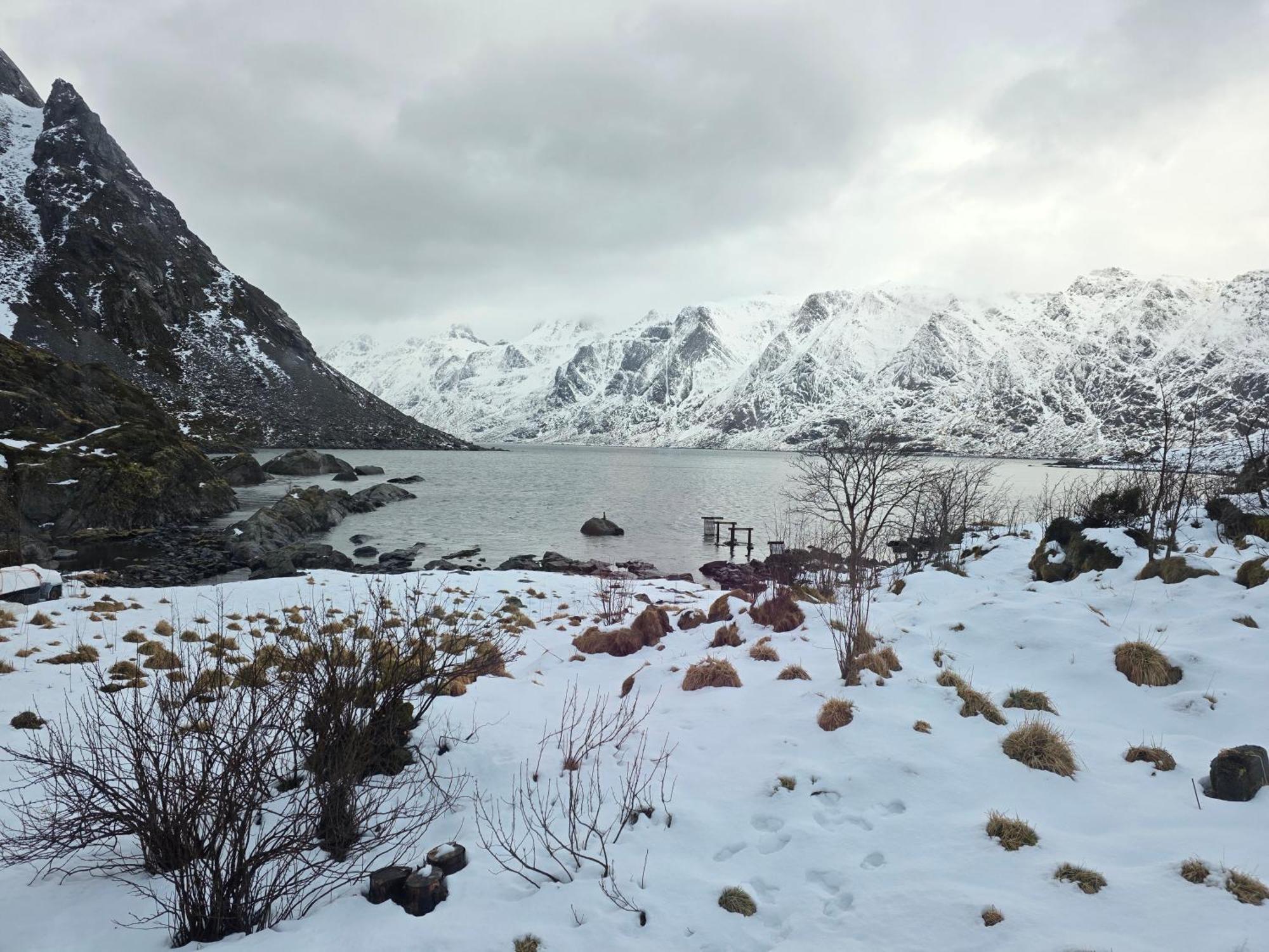 Enebolig Med Eventyrlig Beliggenhet Like Ved Sjoen I Lofoten * Sund (Nordland)